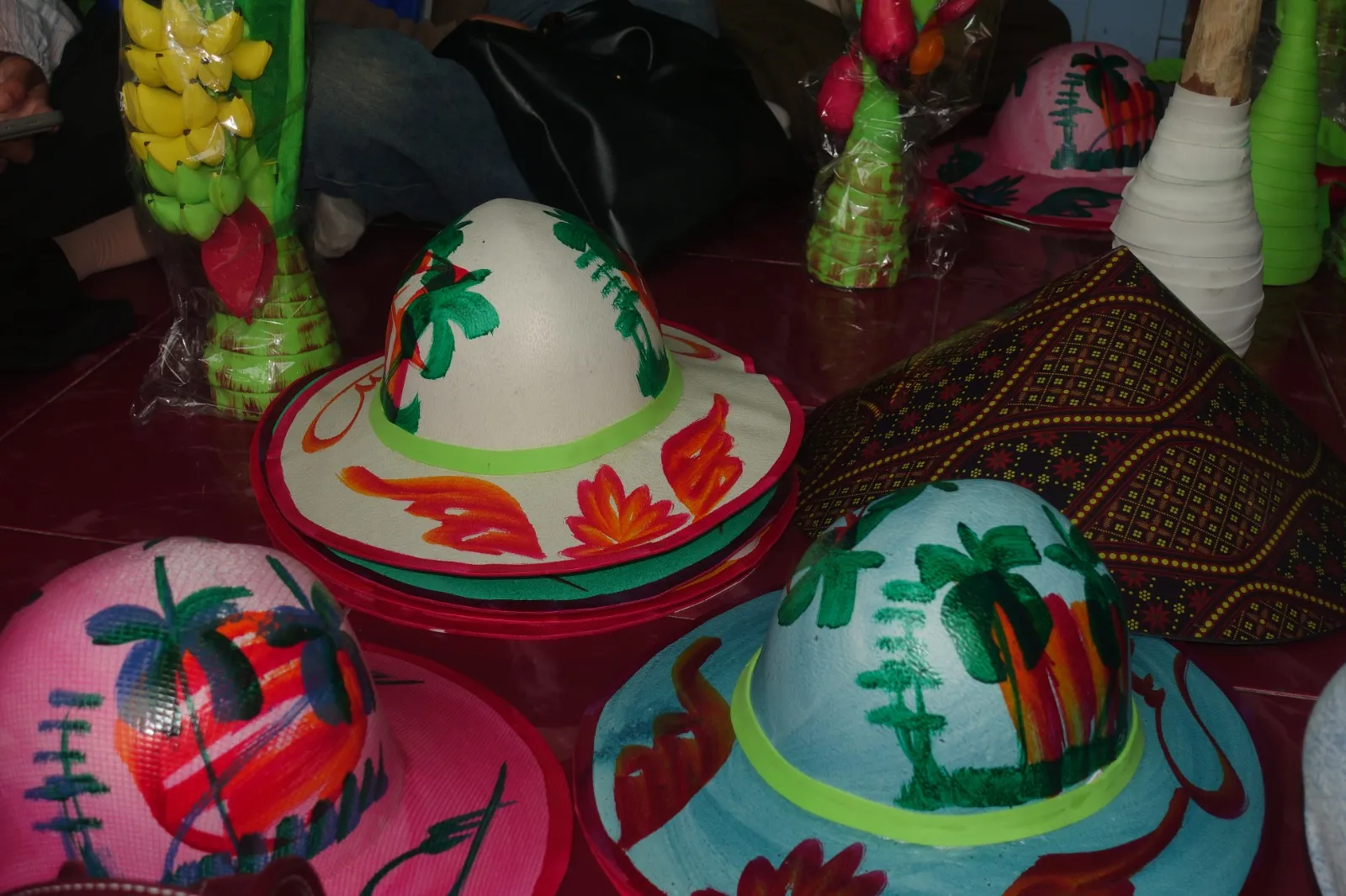 Foto Pohon Hias dan Topi Santai