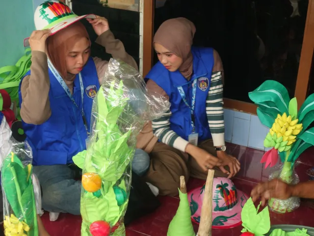 Foto Pohon Hias dan Topi Santai ke-1